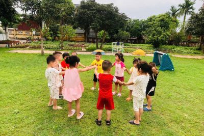 Hình ảnh hoạt động ngoài trời của cácc bé lớp 3 tuổi C
