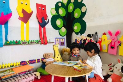 Các bé lớp 3 tuổi C đọc sách, truyện