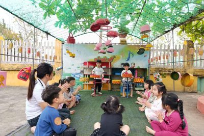Hoạt động ngoài trời của các con lớp 3 tuổi B